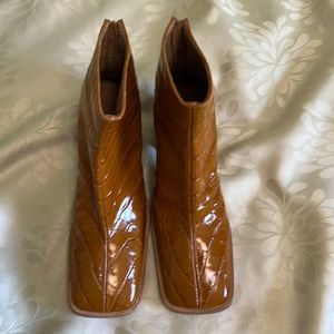 NEW-Ankle Boots Size 38 Musta London
